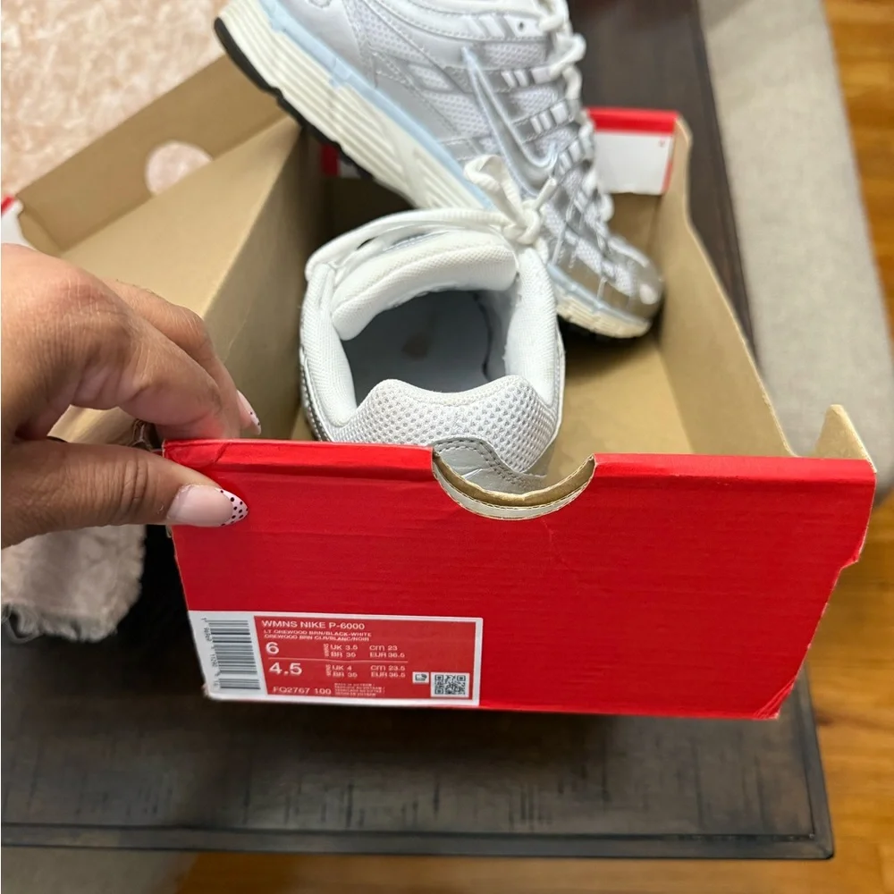 Nike Women’s Silver/White Mesh Running Sneakers - Picture 8 of 8